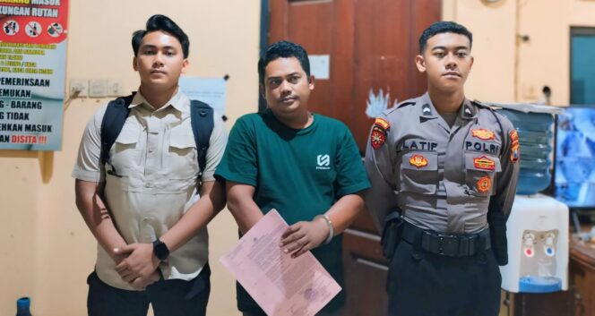 
					BISNIS HARAM: Tersangka pengedar sabu (tengah) usai ditangkap aparat Satresnarkoba Polres Pasuruan. (foto: Moh. Rois).