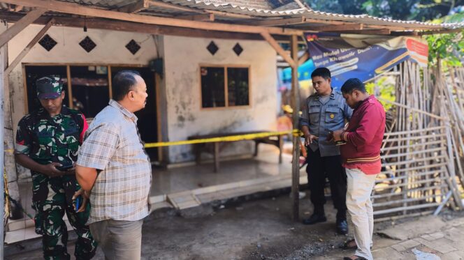 
					OLAH TKP: Aparat kepolisian dibantu anggota TNI, melakukan olah TKP di lokasi pembacokan. (foto: Ali Ya'lu).