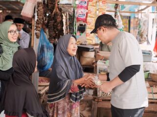 BLUSUKAN: Gus Haris menyalami pedagang dan berdialog saat blusukan ke Pasar Maron, Kabupaten Probolinggo, Sabtu (6/7/24) pagi. (foto: istimewa).