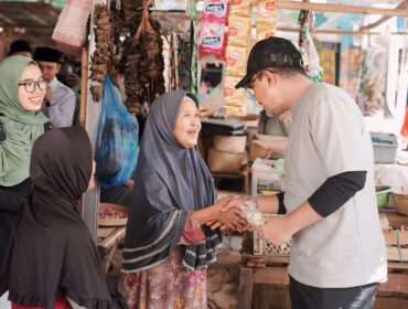 BLUSUKAN: Gus Haris menyalami pedagang dan berdialog saat blusukan ke Pasar Maron, Kabupaten Probolinggo, Sabtu (6/7/24) pagi. (foto: istimewa).