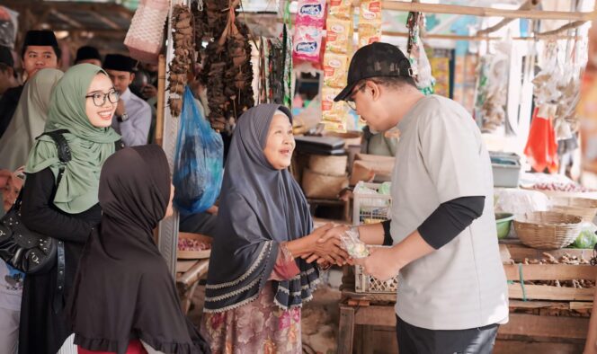 
					BLUSUKAN: Gus Haris menyalami pedagang dan berdialog saat blusukan ke Pasar Maron, Kabupaten Probolinggo, Sabtu (6/7/24) pagi. (foto: istimewa).