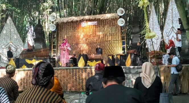 
					DIBUKA: Pj. Bupati Lumajang, Indah Wahyuni, membuka even tahunan Loemadjang Mbiyen yang digelar di Hutan Bambu Desa Sumbermujur, Kec. Candipuro, Kab. Lumajang. (foto: Asmadi).