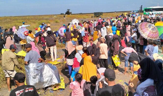 
					ANTUSIAS: Ratusan warga berdatangan untuk menyaksikan latihan tempur Sikatan Daya TNI AU yang digelar di Lumajang. (foto: Asmadi).