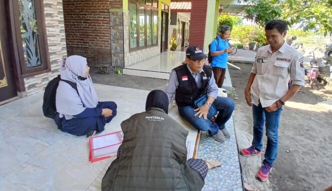 
					PENGAWASAN: Ketua Bawaslu Kabupaten Pasuruan, Arie Yoenianto (berdiri), mengawasi proses coklit yang dilakukan pantarlih. (foto: Moh. Rois).