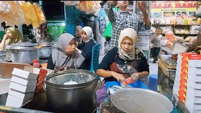 
					WISATA KULINER: Suasana keramaian pengunjung di stand Klepon Gempol.  (foto: Moh. Rois).