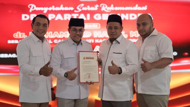 
					DUET: Gus Haris dan Ra Fahmi saat menerima surat rekomendasi dari Partai Gerindra untuk kontestasi Pilkada Kabupaten Probolinggo 2024. (foto: Ali Ya'lu).