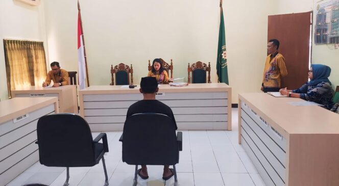 
					DIVONIS: Sidang pembacaan putusan kasus pemerkosaan oleh hakim PN Kota Probolinggo. (foto: Hafiz Rozani).