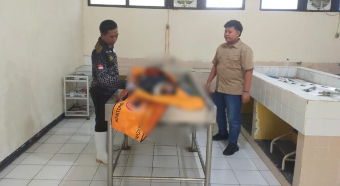 
					DEPRESI: Jasad korban saat berada di kamar jenazah RS Bhayangkara Watukosek Gempol. (foto: Moh. Rois).