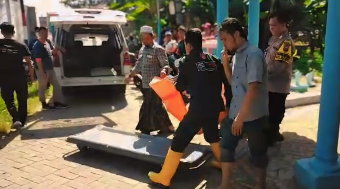 
					PENEMUAN MAYAT: Jasad korban dievakuasi ke kamar jenazah RSUD R
 dr. Soedarsono Kota Pasuruan. (foto: Moh. Rois).