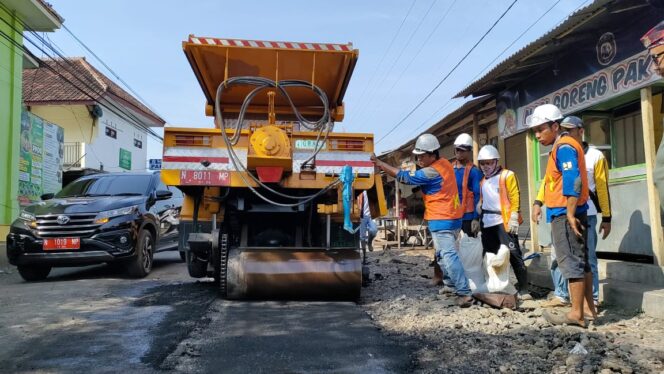 
					AMBIL ALIH: Pemeliharaan jalan dilakukan oleh Pemkab Probolinggo di salah satu ruas jalan di Kecamatan Besuk beberapa waktu lalu. (foto: dok).