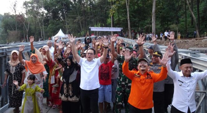 
					BERFUNGSI: Pj. Gubernur Jatim, Adhy Karyono (tengah, memakai baju putih), meluapkan kegembiraan bersama warga usai meresmikan tanggul dan jembatan di Lumbang, Pasuruan. (foto: Moh. Rois).