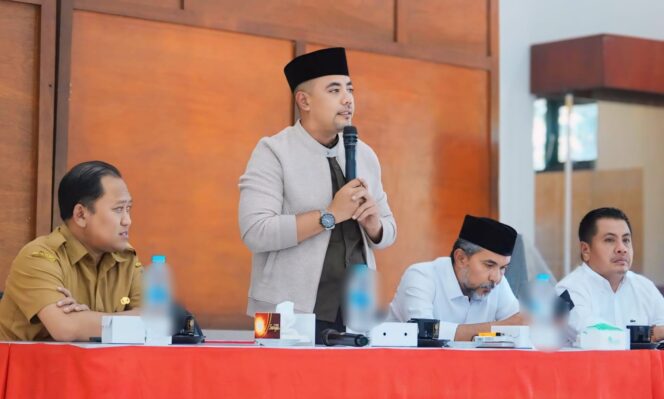 
					BEBERKAN POTENSI: Gus Haris (pegang mic) paparkan kekayaan alam di Kabupaten Probolinggo saat bertemu dengan Kelompok Tani dan Hutan, Senin (17/5/24). (foto: Istimewa).