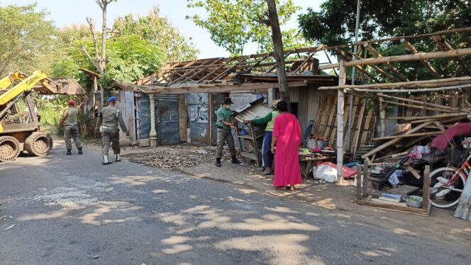 
					DIBONGKAR: Warung remang-remang di Kecamatan Paiton, Kabupaten Probolinggo dibongkar Satpol PP. (foto: Ali Ya'lu).