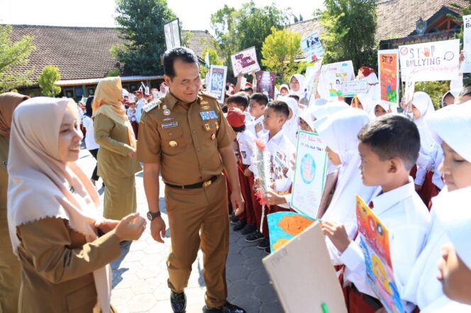 
					CEK: Walikota Probolinggo, Nurkholis, saat mengecek program MPLS. (foto: Hafiz Rozani).