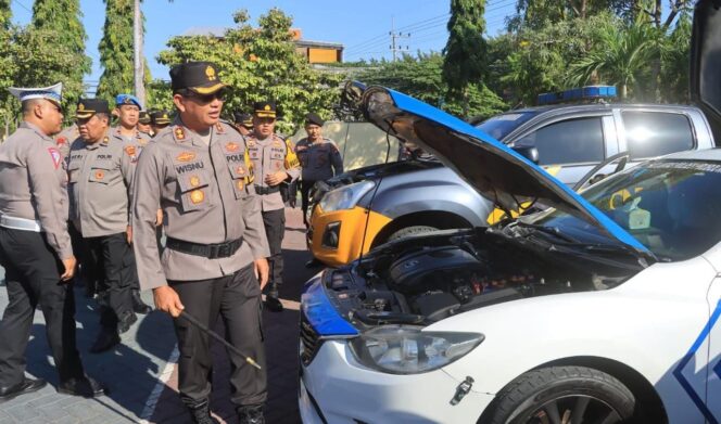 
					CEK: Kapolres Probolinggo, AKBP. Wisnu Wardana saat mengecek kendaraan dalam apel kesiapan pasukan Operasi Patuh Semeru Tahun 2024. (foto: Bag. Humas Polres Probolinggo).