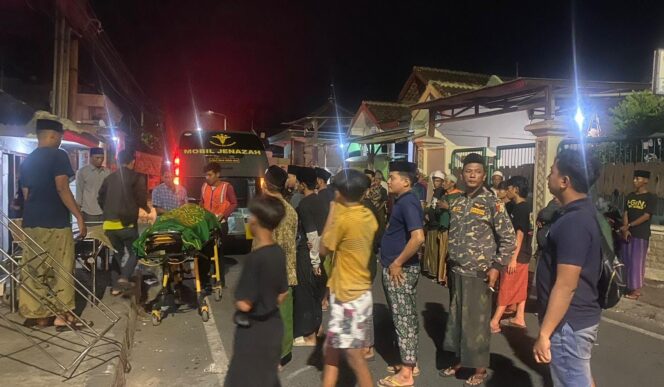 
					TERIDENTIFIKASI: Jasad korban saat tiba di rumah duka. (foto: Moh. Rois).