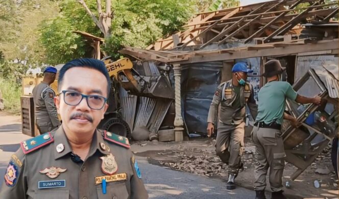 
					ILEGAL: Pembongkaran warung remang-remang yang jadi tempat praktik prostitusi terselubung di Kecamatan Paiton. Insert: 
Kabid Penegakan Perda Satpol PP Kabupaten Probolinggo, Sumarto. (foto: Ali Ya'lu).