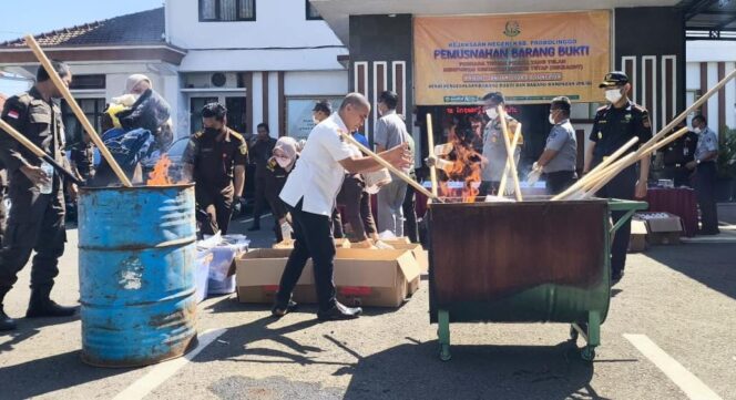 
					DIMUSNAHKAN: Suasana pemusnahan barang bukti kejahatan di halaman Kejari Kab. Probolinggo. (foto: Ali Ya'lu).