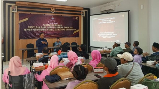 
					SOSIALISASI: Komisioner KPU Kabupaten Pasuruan Divisi Sosialisasi, Pendidikan Pemilih, Partisipasi Masyarakat, dan SDM, Moh. Rois, saat sosialisasi Pilkada 2024 kepada penyandang disabilitas. (foto: Moh. Rois).