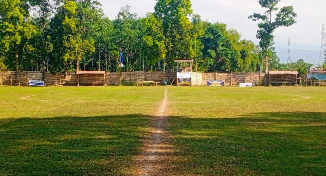 
					SEPI: Lapangan Desa Mendalan, Kecamatan Winongan, Kabupaten Pasuruan, sepakbola sepi setelah liga tarkam ditunda. (foto: Moh. Rois).