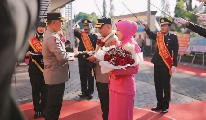 
					BARU: Upacara pedang pora menyambut Kapolres Probolinggo Kota, AKBP Oki Ahadian Purwono, yang menggantikan AKBP Wadi Sa'bani. (foto: Istimewa).