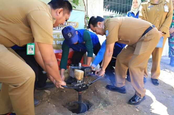 
					CEGAH BANJIR: Pj Walikota Probolinggo bersama warga membuat biopori (Foto: Istimewa).