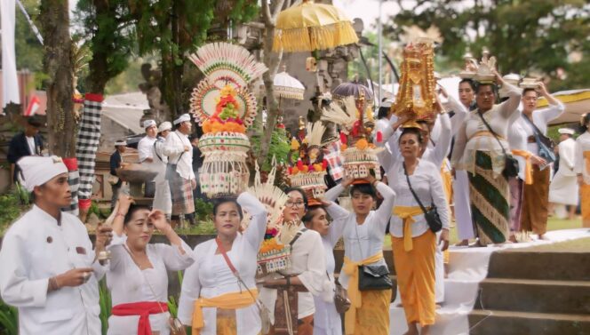 
					SAKRAL: Umat Hindu saat menggelar  upacara Piodalan di Pura Mandhara Giri Semeru di Desa Senduro, Kec. Senduro, Kab. Lumajang, Kamis (18/7/24). (foto: Asmadi).