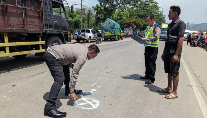 
					OLAH TKP: Anggota Satlantas Polres Probolinggo melakukan olah TKP di lokasi kecelakaan beberapa waktu lalu. (foto: dok).