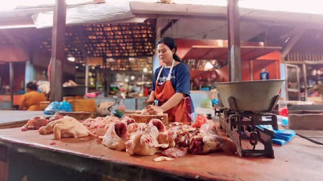 
					SEPI: Lapak salah satu penjual ayam potong di Pasar Baru Kota Probolinggo sepi pembeli. (foto: Hafiz Rozani). 