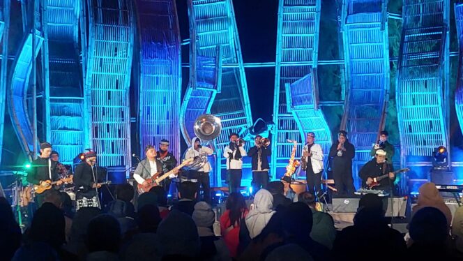 
					KOLABORASI: Penampilan Ronge Of Fire Project and Brasszigur Brassband feat Ndaru Ndarboy dalam Jazz Gunung Bromo 2024. (foto: Hafiz Rozani).