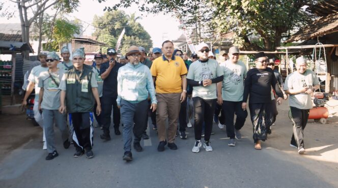 
					JALAN SEHAT: Gus Haris dan Ra Fahmi jalan sehat bersama warga di Kecamatan Krejengan, Kabupaten Probolinggo, Minggu (21/7/24) pagi. (foto: Refky Adnan).