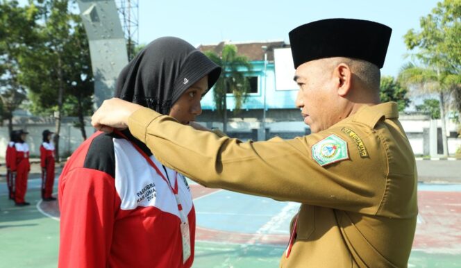 
					
MOTIVASI: Sekda Kabupaten Lumajang, Agus Triyono, saat memotivasi calon Paskibraka Kabupaten Lumajang 2024. (foto: Asmadi).