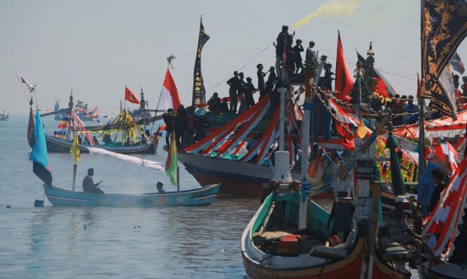 
					PETIK LAUT: SUASANA kemeriahan Petik Laut di Desa Kalibuntu, Kec. Kraksaan, Kab. Probolinggo. (foto: Ali  Ya'lu).