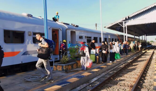 
					MASIH FAVORIT: Suasana keramaian penumpang KA di Stasiun Probolinggo. (foto: Hafiz Rozani).