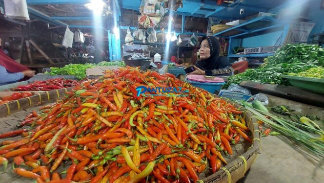 
					MAHAL: Pedagang cabai rawit di Pasar Baru, Kota Probolinggo sedang menunggu pembeli. (foto: Hafiz Rozani).