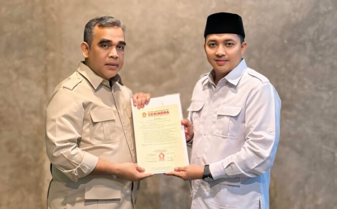 
					BACABUP: Rusdi Sutejo (berkopyah hitam) saat menerima surat tugas dari Sekretaris Jenderal DPP Partai Gerindra, Ahmad Muzani. (foto: Moh. Rois).