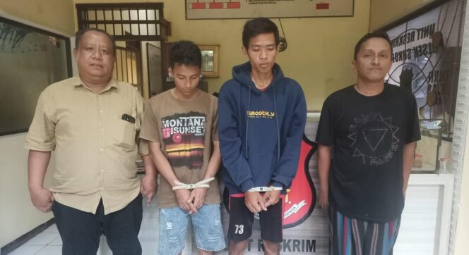 
					DITANGKAP: Maling dan penadah curanmor yang berhasil diringkus Polsek Sukorejo, Polres Pasuruan.  (foto: Moh. Rois).