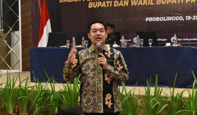 
					Komisioner KPU Kabupaten Probolinggo Divisi Perencanaan, Data, dan Informasi (Rendatin), Lukman Hakim. (foto: Ali Ya'lu)