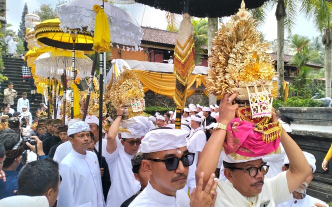 
					PIODALAN: Umat Hindu saat menggelar ritual Piodalan di Pura Mandhara Giri Semeru Agung Lumajang. (foto: Asmadi).