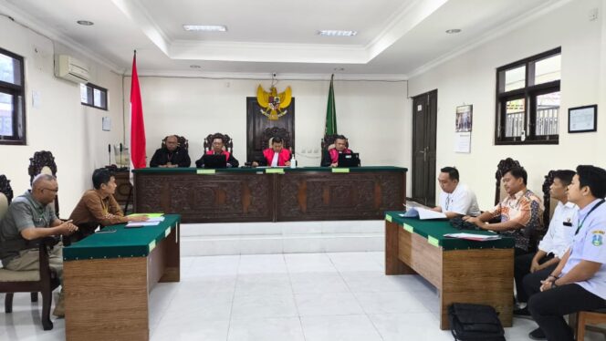 
					GUGAT KAPOLRI: Suasana sidang di PN Kraksaan dengan tergugat Pemprov Jatim hingga Kapolri. (foto: Ali Ya'lu).