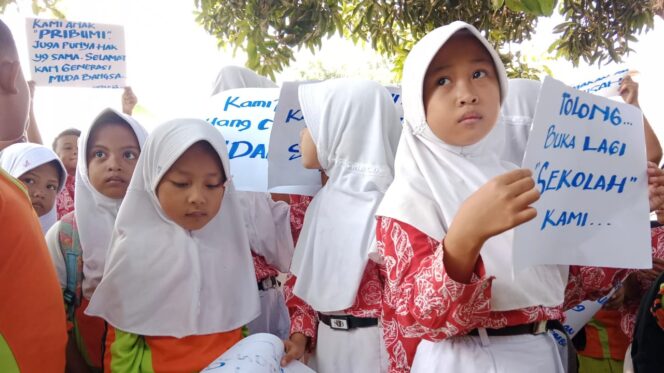 
					DIMERGER: Siswa SDN Widoro, Kecamatan Krejengan, Kabupaten Probolinggo, menolak merger dengan sekolah lain. (foto: Ali Ya'lu).