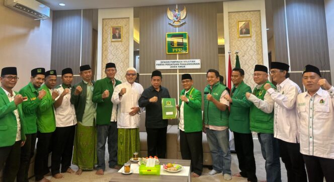 
					REKOMENDASI: Gus Mujib (pakaian hitam)nsaat menerima surat rekomendasi dari PPP untuk Pilkada Kabupaten Pasuruan 2024. (foto: Moh. Rois).