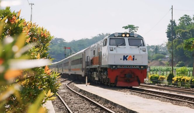 
					BIKIN REKOR: KA Blambangan Ekspres saat melintas di sekitar Stasiun Probolinggo. (foto: Hafiz Rozani).