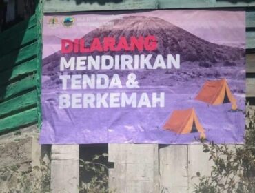 DILARANG BERKEMAH: Banner imbauan larangan berkemah di kawasan wisata Gunung Bromo. (foto: Hafiz Rozani).