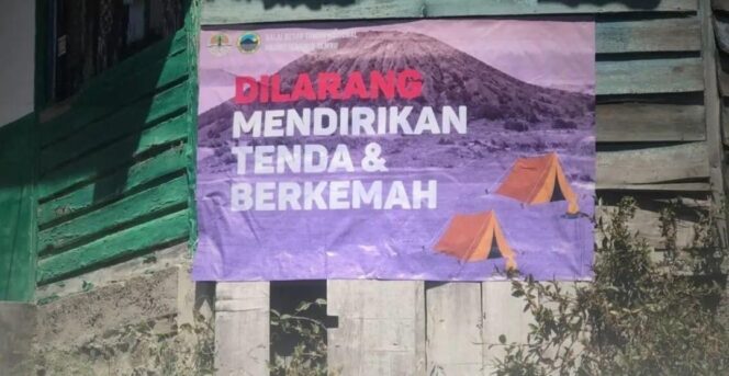 
					DILARANG BERKEMAH: Banner imbauan larangan berkemah di kawasan wisata Gunung Bromo. (foto: Hafiz Rozani).