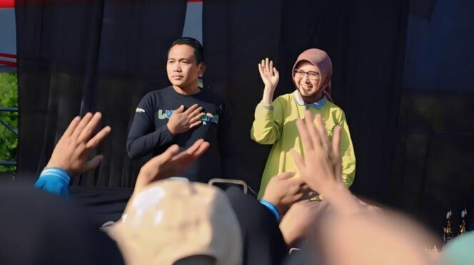 
					BERPISAH: Momen saat Cak Thoriq dan Bunda Indah pamitan usai masa jabatan sebagai Bupati dan Wakil Bupati Lumajang berakhir, beberapa waktu lalu. (foto: Asmadi).