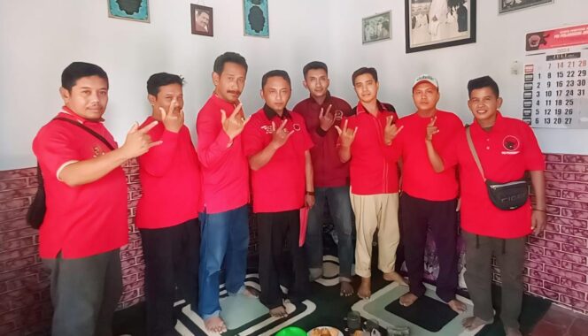 
					SAMPAIKAN ASPIRASI: Sejumlah pengurus PAC PDI Perjuangan Kabupaten Probolinggo menyampaikan aspirasinya terkait rekomendasi kepala daerah. (foto: istimewa).