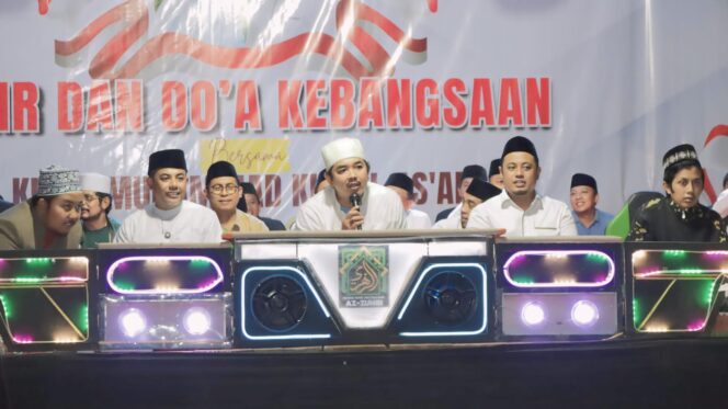 
					TERBUKA: Gus Haris, KHR. Cholil As'ad Syamsul Arifin, dan Ra Fahmi (searah jarum jam) saat menghadiri Dzikir dan Doa Bersama di Lapangan Desa Glagah, Kec. Pakuniran, Kab. Probolinggo. (foto: Refky Adnan).