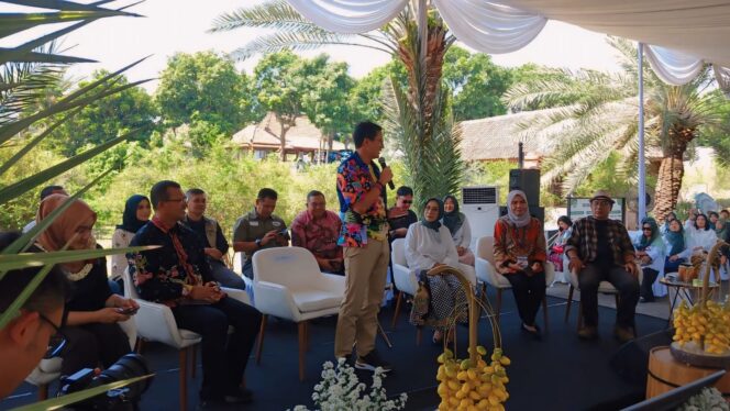 
					DISKUSI: Sandiaga dalam acara 'Diskusi Bareng Komunitas (Di BaTas)' yang berlangsung di Kurma Park, Pasuruan, Sabtu (26/7/2024). (foto: Moh. Rois).