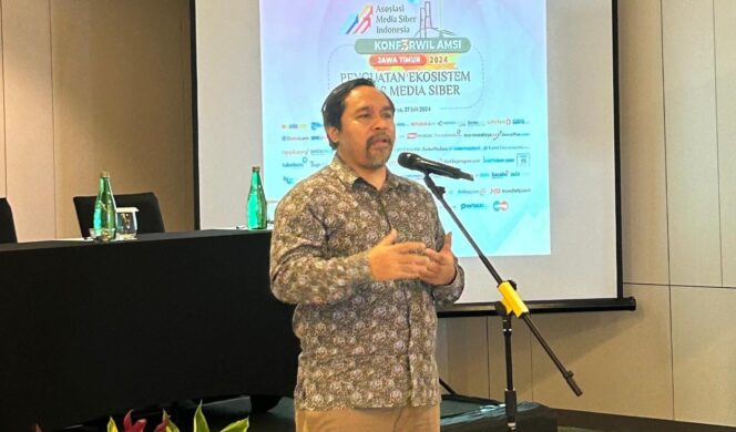 
					 Ketua Umum Asosiasi Media Siber Indonesia (AMSI) Pusat, Wahyu Dhyatmika, saat sambutan dalam Konferwil 3 AMSI Jawa Timur, Sabtu (27/7/24) siang. (foto: istimewa).